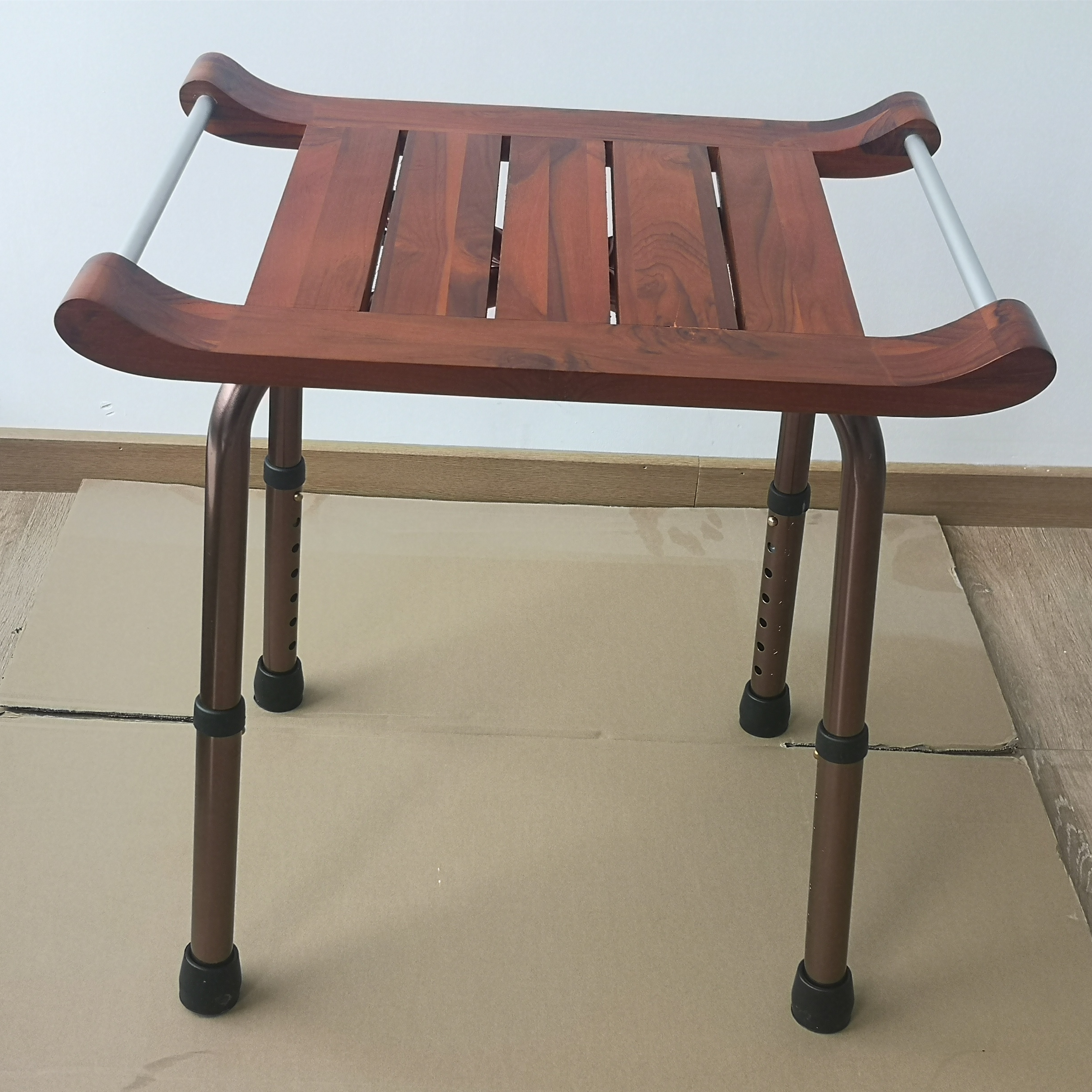 Douchestoel van teakhout met handvat