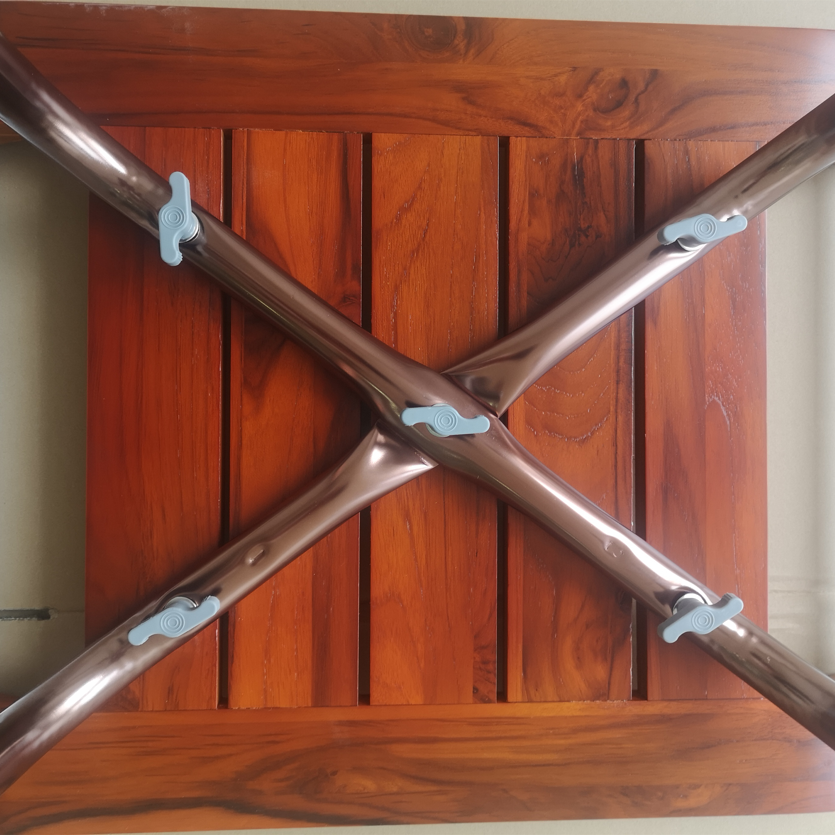 Douchestoel van teakhout met handvat