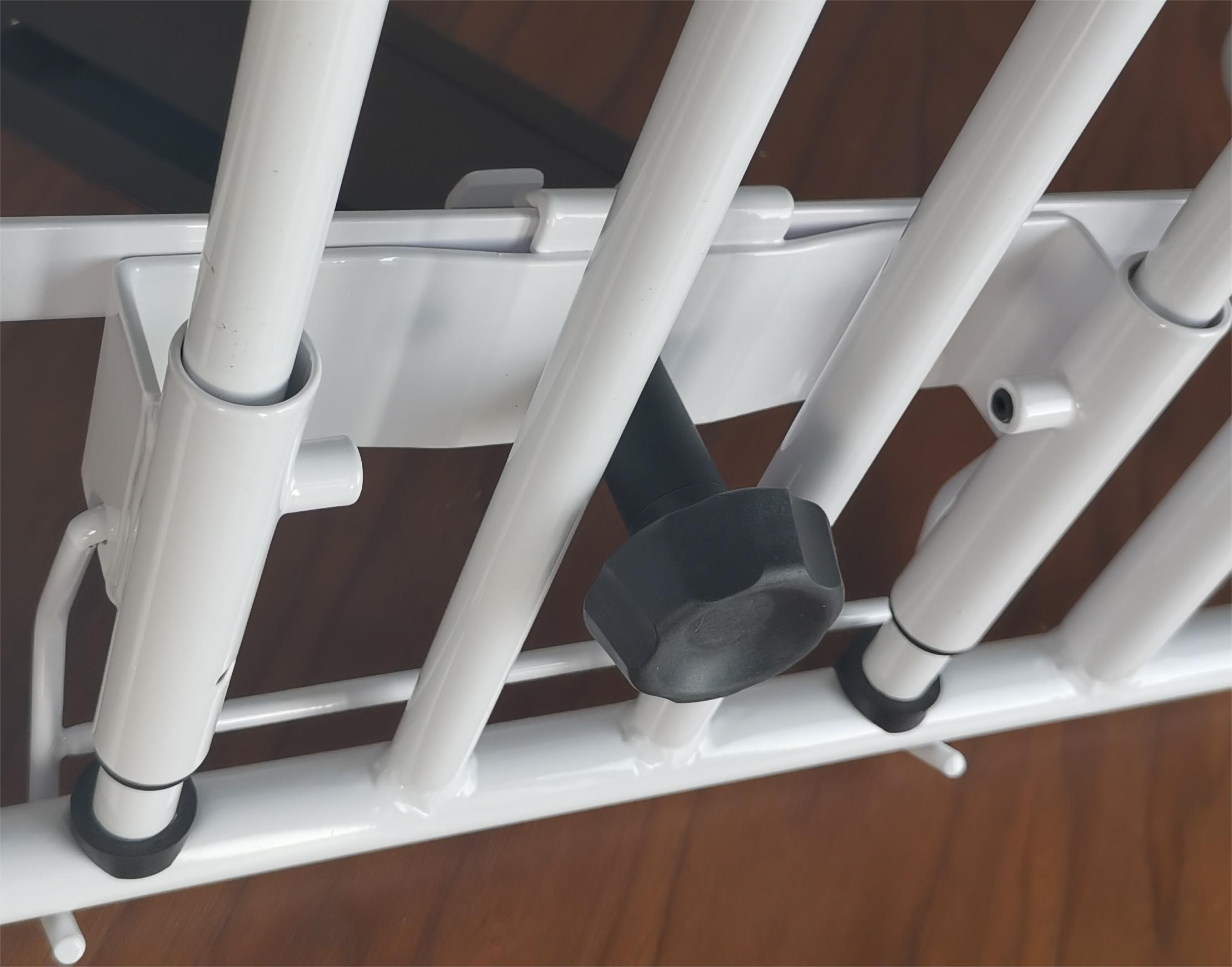 Neerklapbare veiligheidsrail voor het mobiliteitsbed