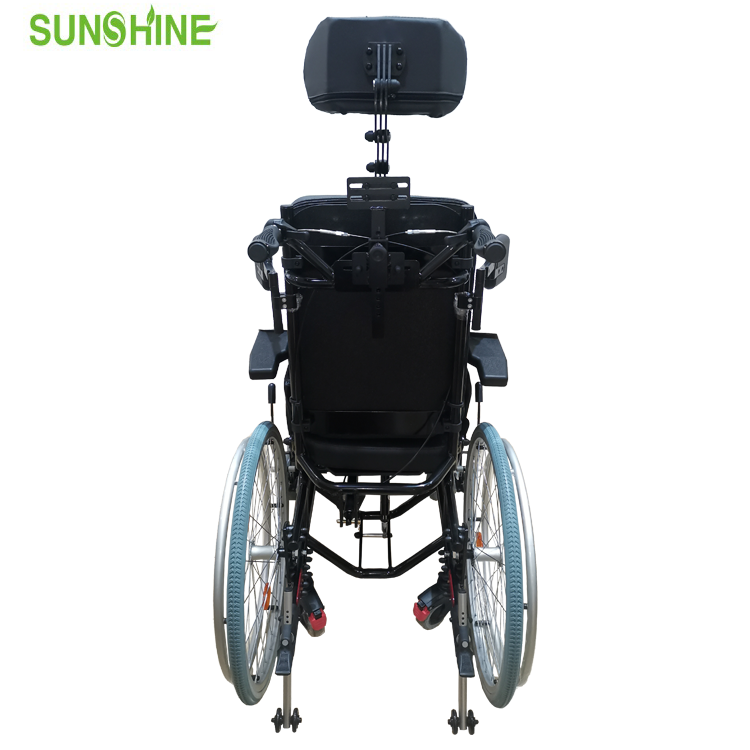 Inclinazione per adulti nella sedia a rotelle spaziale