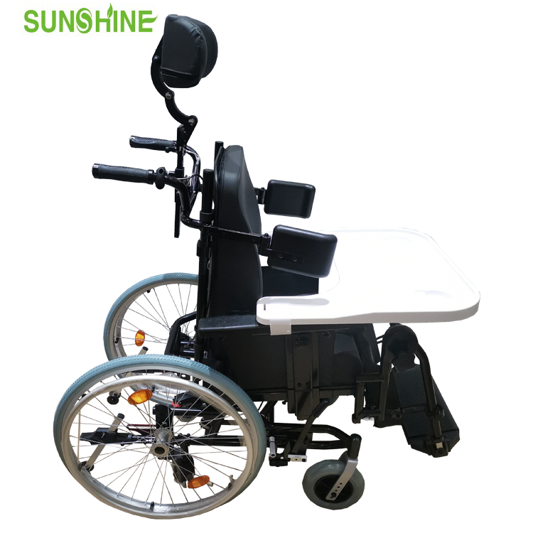 Inclinazione per adulti nella sedia a rotelle spaziale