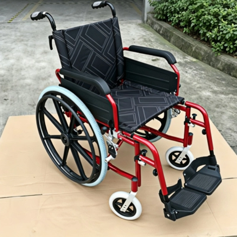 Sedia a rotelle manuale rossa leggera: per migliorare la mobilità, l'assistenza sanitaria e la cura domiciliare, favorendo il recupero e l'indipendenza quotidiana.