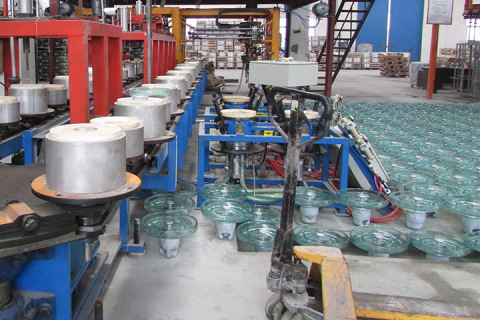 PROCESSO DI FABBRICAZIONE DI ISOLATORI IN VETRO