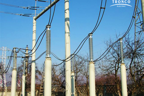 Miglioramento dell'efficienza della trasmissione di potenza con isolatori compositi