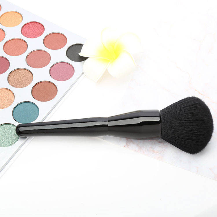 The Super Small 3D-shaped Foundation Brush