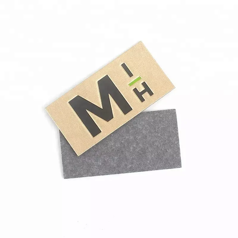 Costurar impressão personalizada em relevo logotipo da marca patch de couro PU dourado para jeans