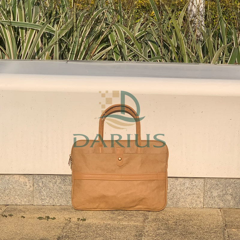 Pestävä paperilaukku, jossa tasku ja kahva