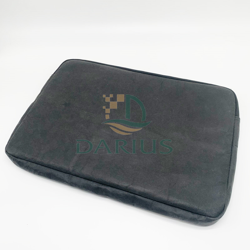 Musta yksinkertainen pestävä voimapaperilaukku taskulla