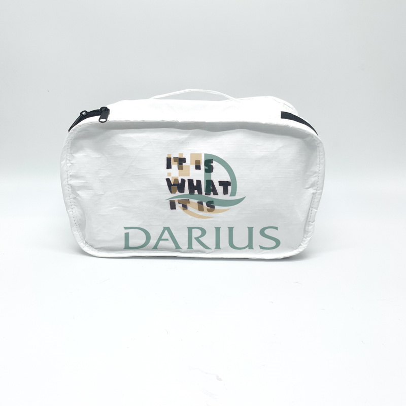 Suurikokoinen pehmeä matkakosmetiikkalaukku lokeroilla