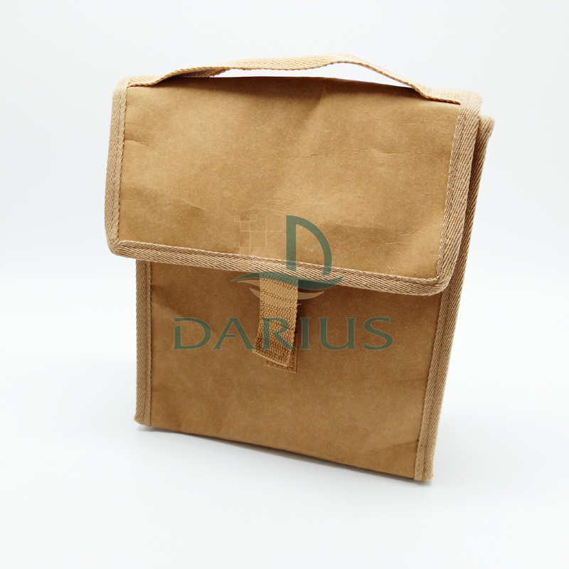 Helppo kuljettaa vedenpitävä lounaspaketti taitettavalla eristetyllä pussilla