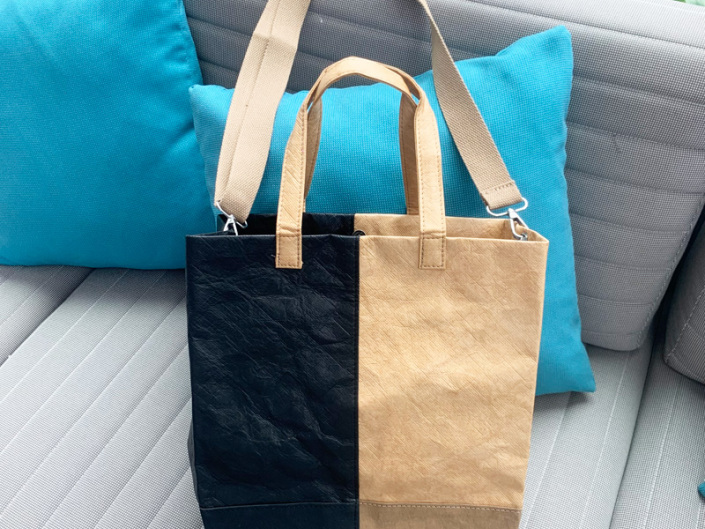 Descubra a funcionalidade da sacola Tyvek bicolor com sacola de compras intercalada crossbody