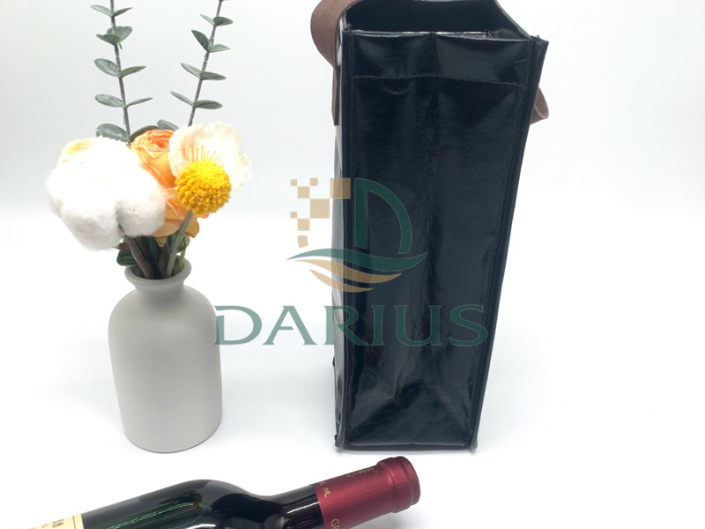 Kierrätettävä viinipullo musta paperipussi