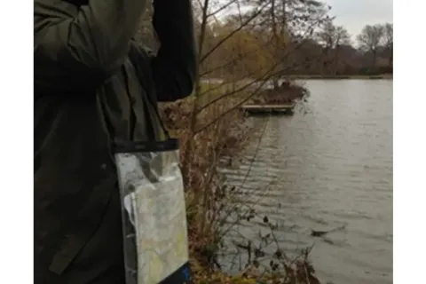 Attrezzatura essenziale per i viaggiatori moderni: la grande custodia impermeabile per mappa militare