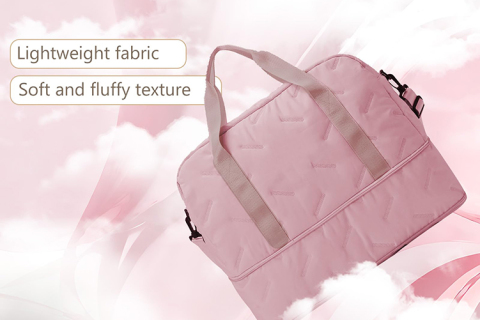 Ce sac de voyage rose s'agrandit en bas et change la donne