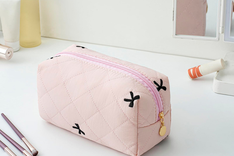 Un style doux à emporter : découvrez la trousse de maquillage en coton qui fait fureur chez les femmes