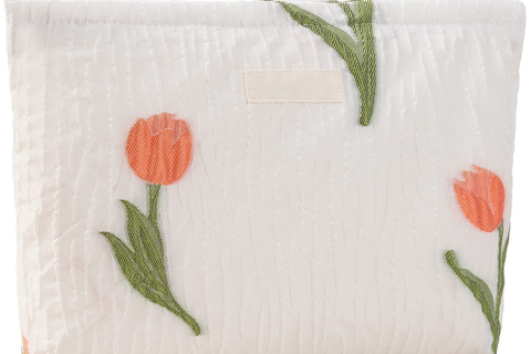 Bloom in Style : la trousse de maquillage florale dont chaque femme a besoin pour voyager et se maquiller au quotidien