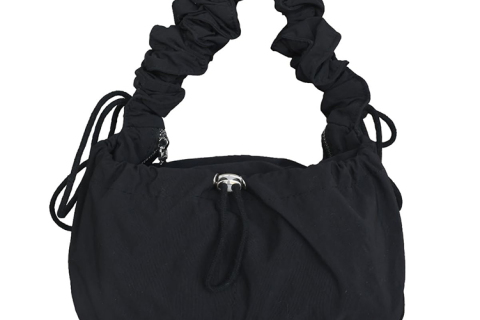 Le sac Crescent en nylon noir ultime que vous emporterez partout