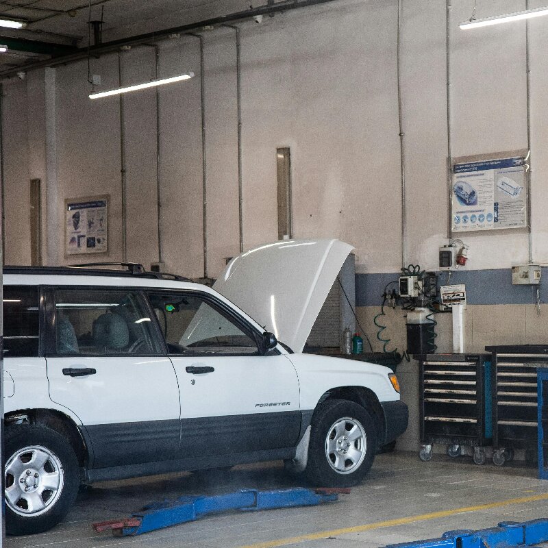 Innovation in automobile manufacturing: precise integration of various machines.