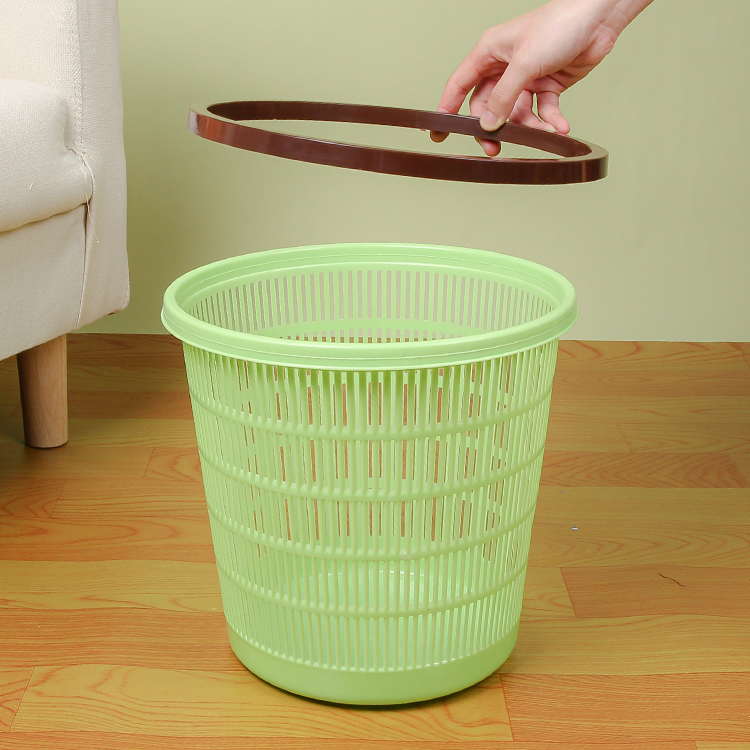 Et poubelle en plastique de bureau pratique à la maison