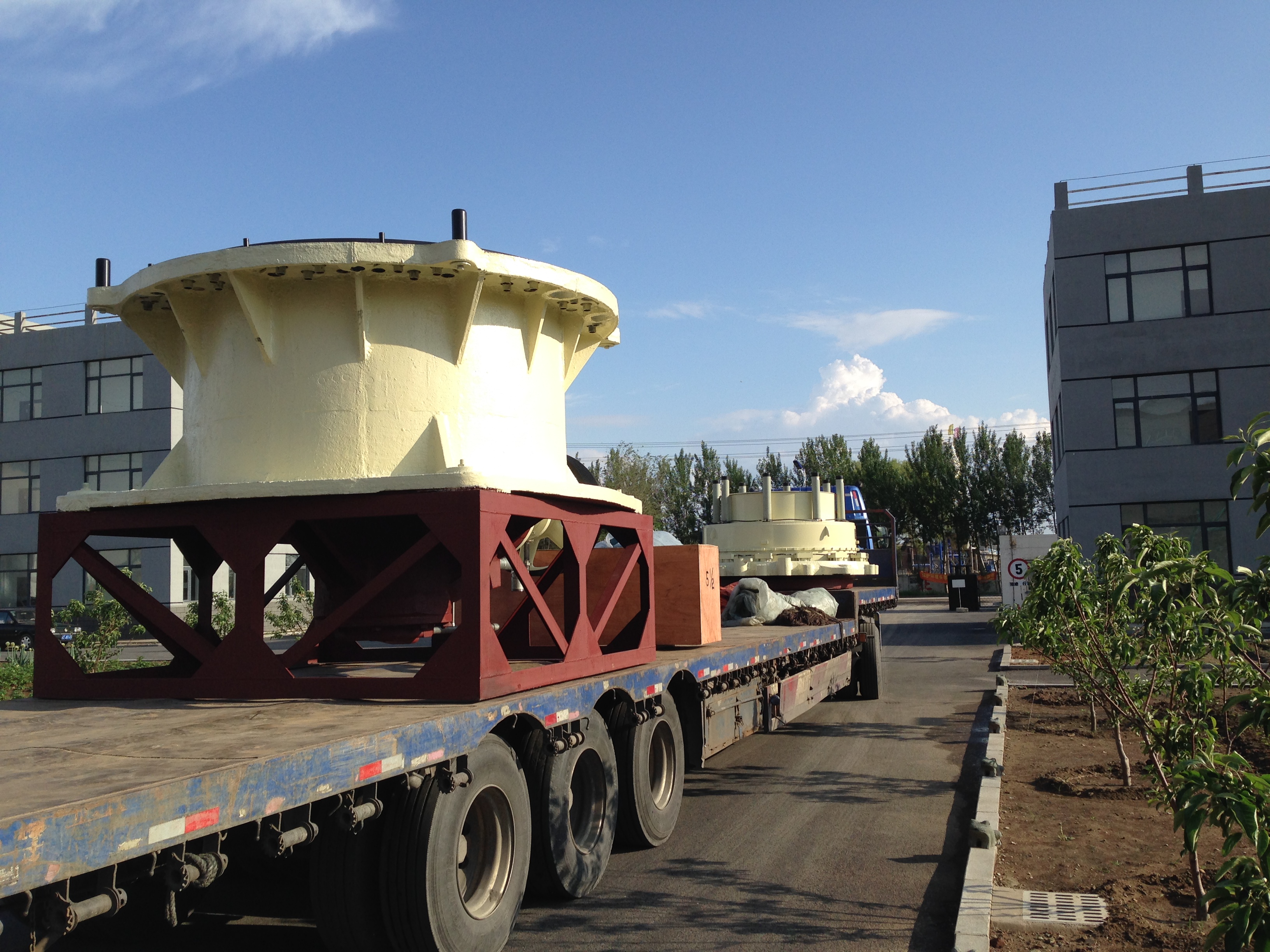 Qual equipamento é utilizado na linha de produção de britagem de sílica?