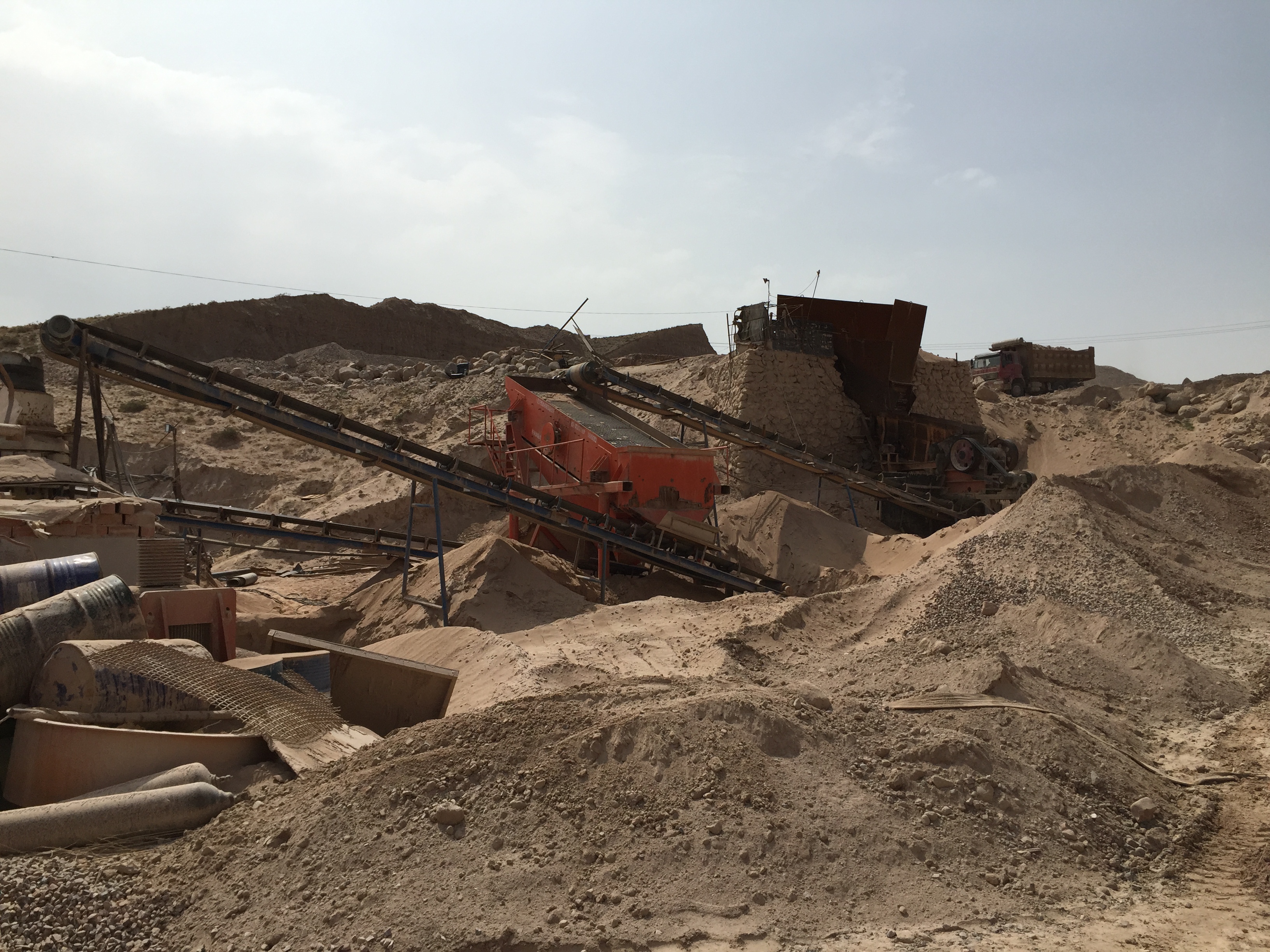 Qual é a razão para muito material de retorno do britador de impacto