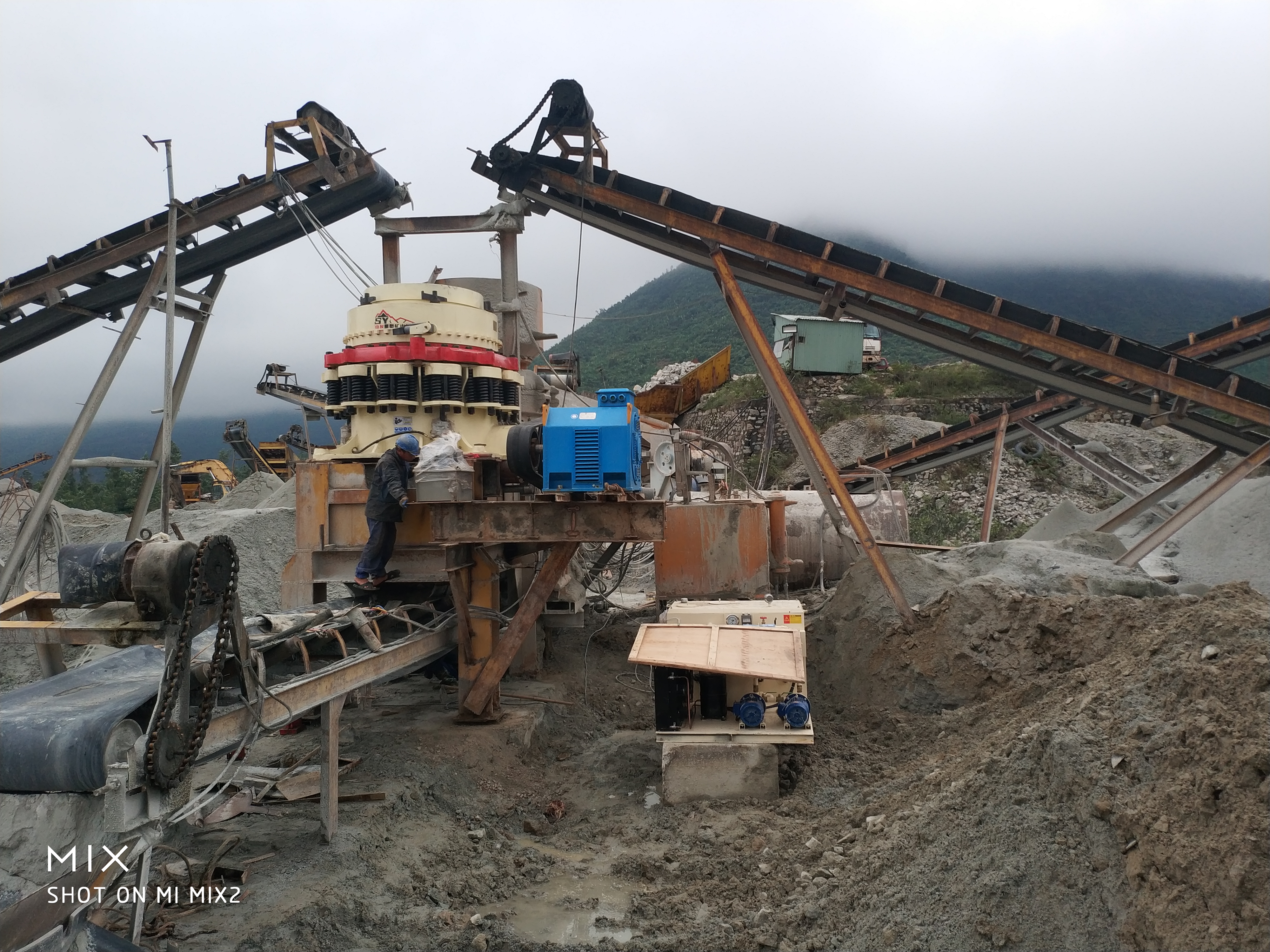 Cone crusher adjusting ring loosening problem caused by parts wear and tear