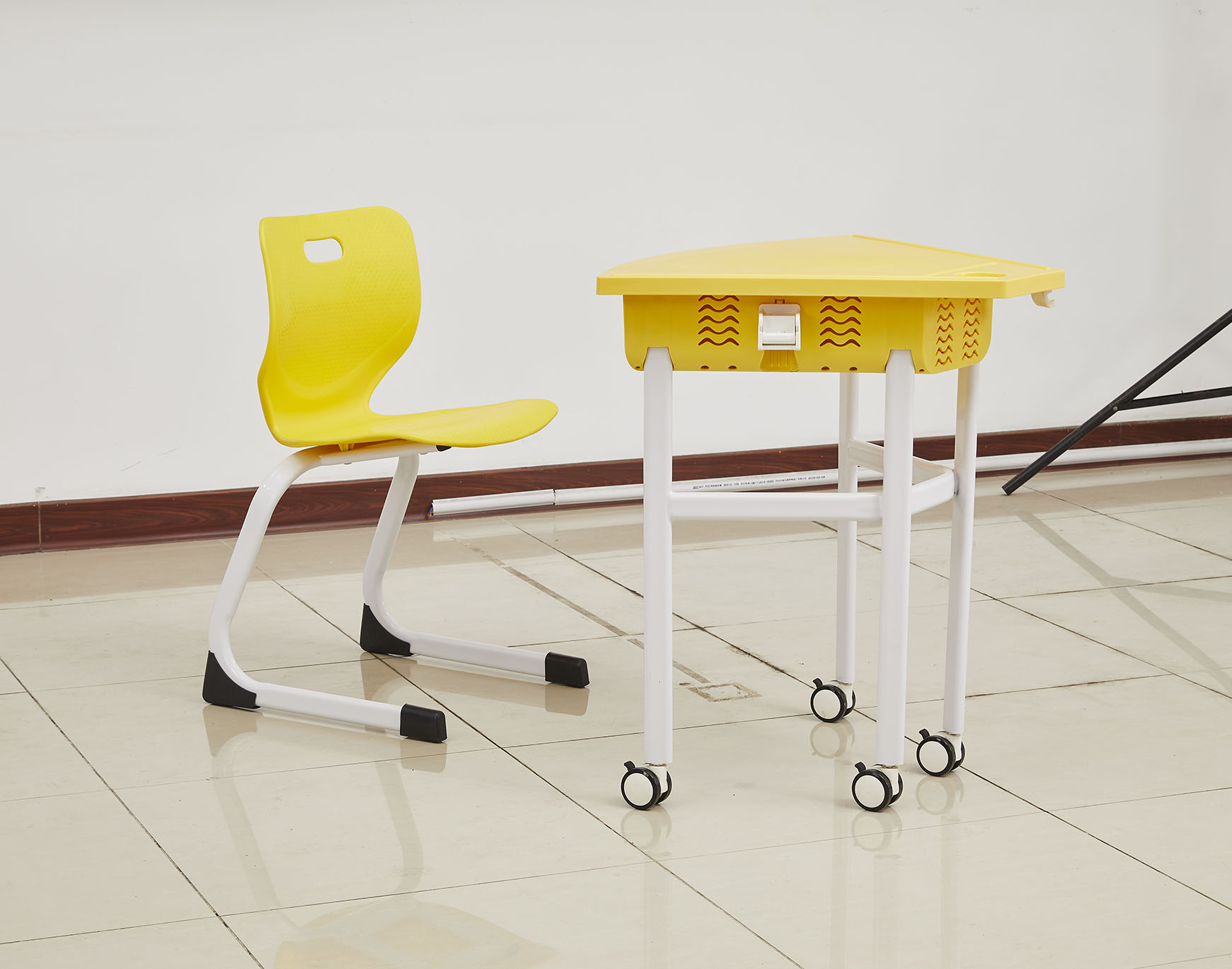 Индивидуальный портативный начальный стол для класса