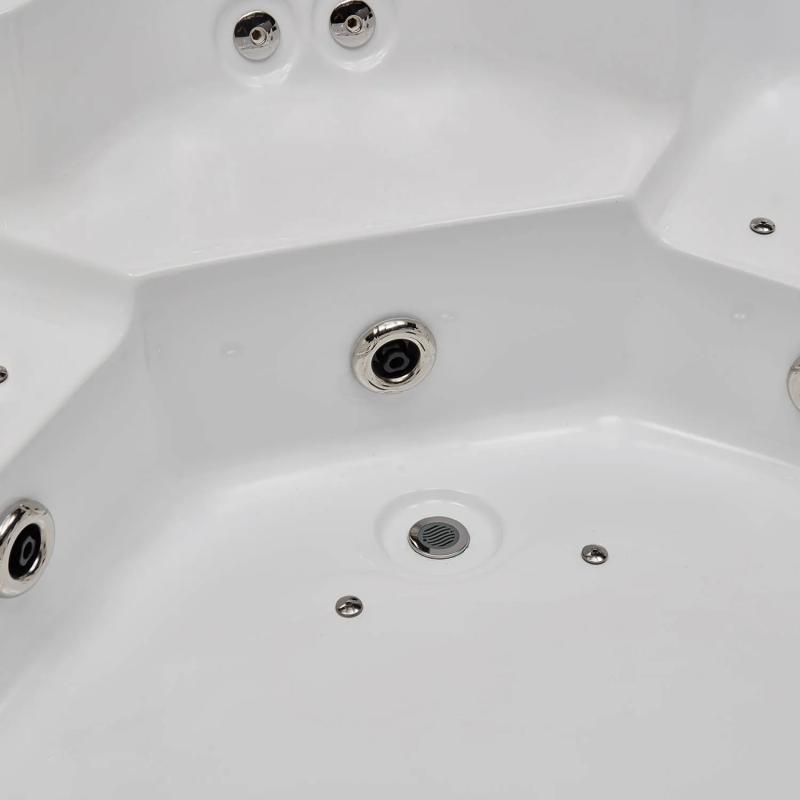 Should the jets be run when using a hydromassage whirlpool tub?