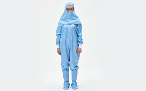 Antistatische Kleidung, einschließlich Schalmützen und Fußsäcke