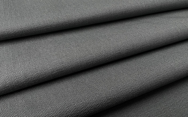 88 % Baumwolle, 12 % Nylon. Flammhemmender und reißfester Unistoff für Arbeitskleidung.