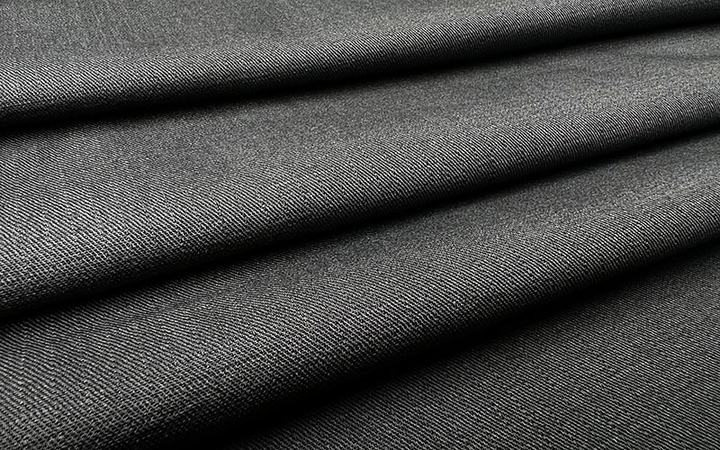 88 % Baumwolle, 12 % Nylon. Flammhemmender und reißfester Unistoff für Arbeitskleidung.