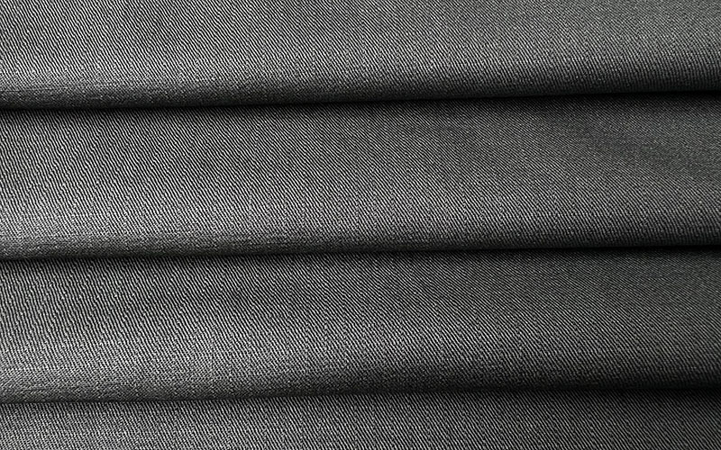 88 % Baumwolle, 12 % Nylon. Flammhemmender und reißfester Unistoff für Arbeitskleidung.