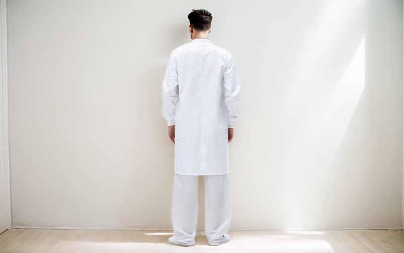 Anti-static coat with slanted lapel for clean areas