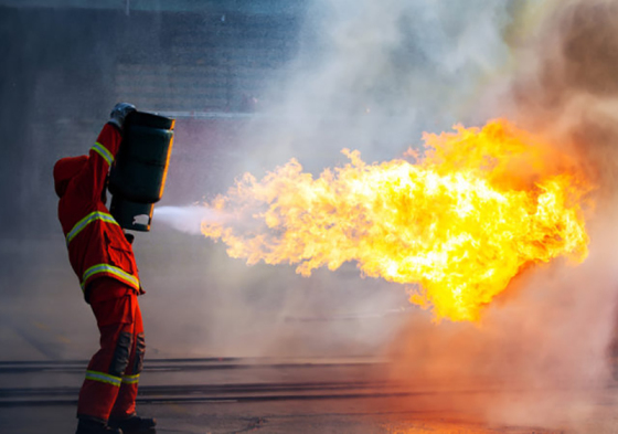難燃性防護服を正しく重ね着するにはどうすればよいですか?