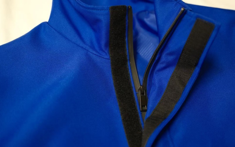 Gut sichtbarer Schnittschutz-Spaltanzug mit Reflektorstreifen