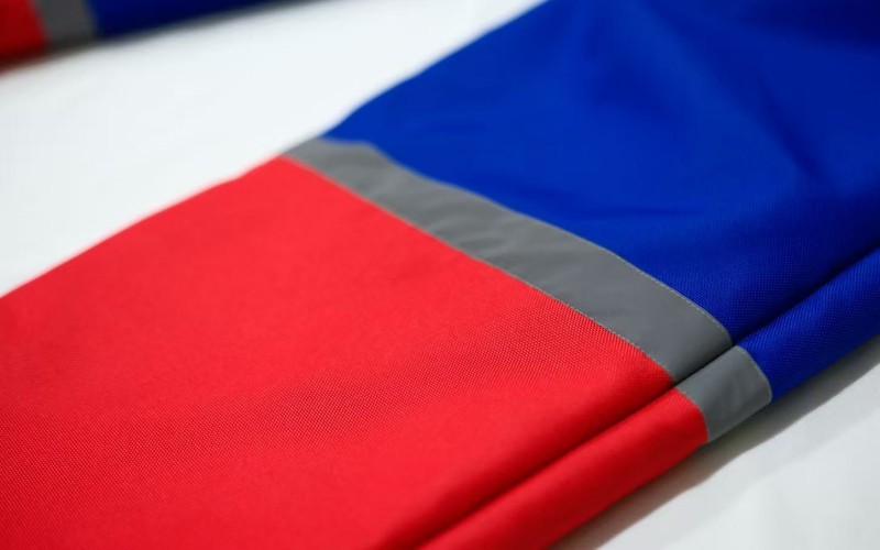 Gut sichtbarer Schnittschutz-Spaltanzug mit Reflektorstreifen