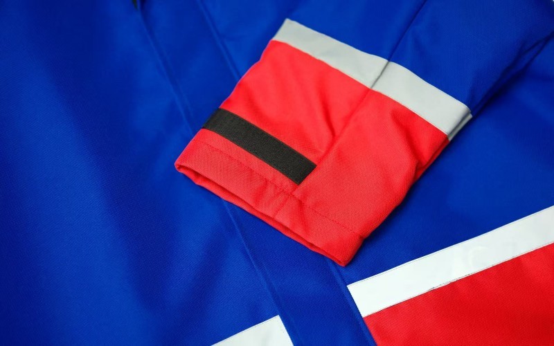 Gut sichtbarer Schnittschutz-Spaltanzug mit Reflektorstreifen