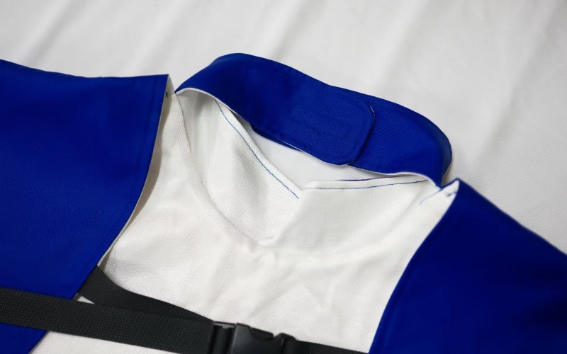 Bavoir anti-coupure à blocs de couleur avec bandes réfléchissantes