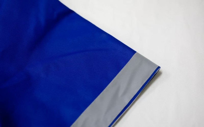 Bavoir anti-coupure à blocs de couleur avec bandes réfléchissantes