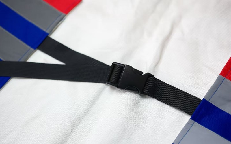Bavoir anti-coupure à blocs de couleur avec bandes réfléchissantes