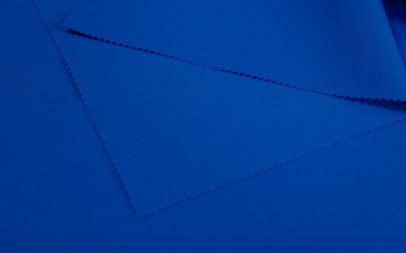 マットな帯電防止性と吸湿発散性に優れた軽量生地