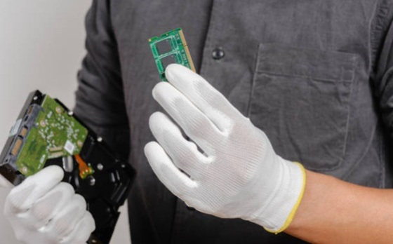 I guanti in nitrile sono antistatici? Una guida completa per gli acquirenti industriali