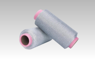 Hilo blanco FDY 50S entrelazado con filamento conductor negro 20D.