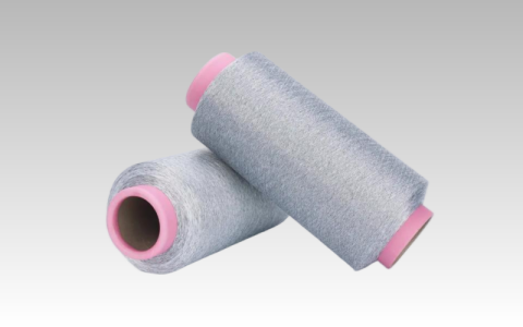Hilo blanco FDY 50S entrelazado con filamento conductor negro 20D.