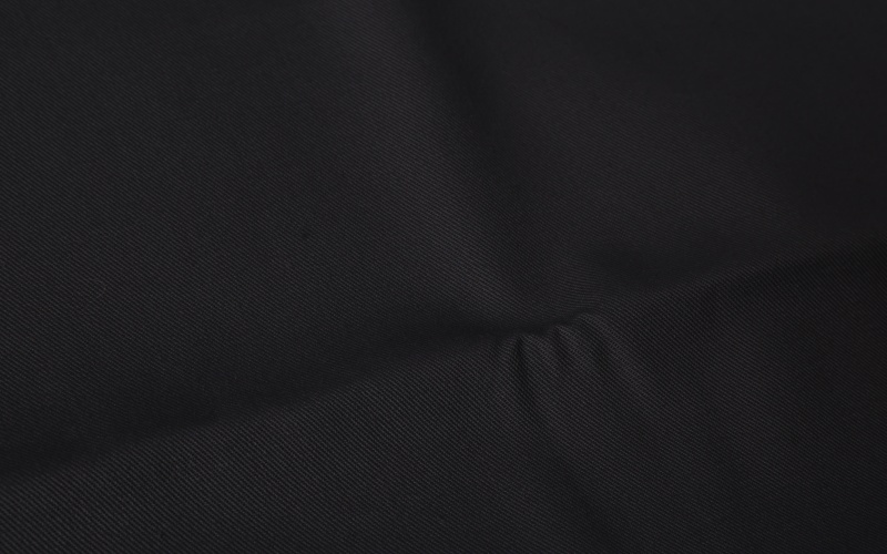Tecido para vestuário de trabalho TC repelente à água, 250 g/m², 65% poliéster e 35% algodão.