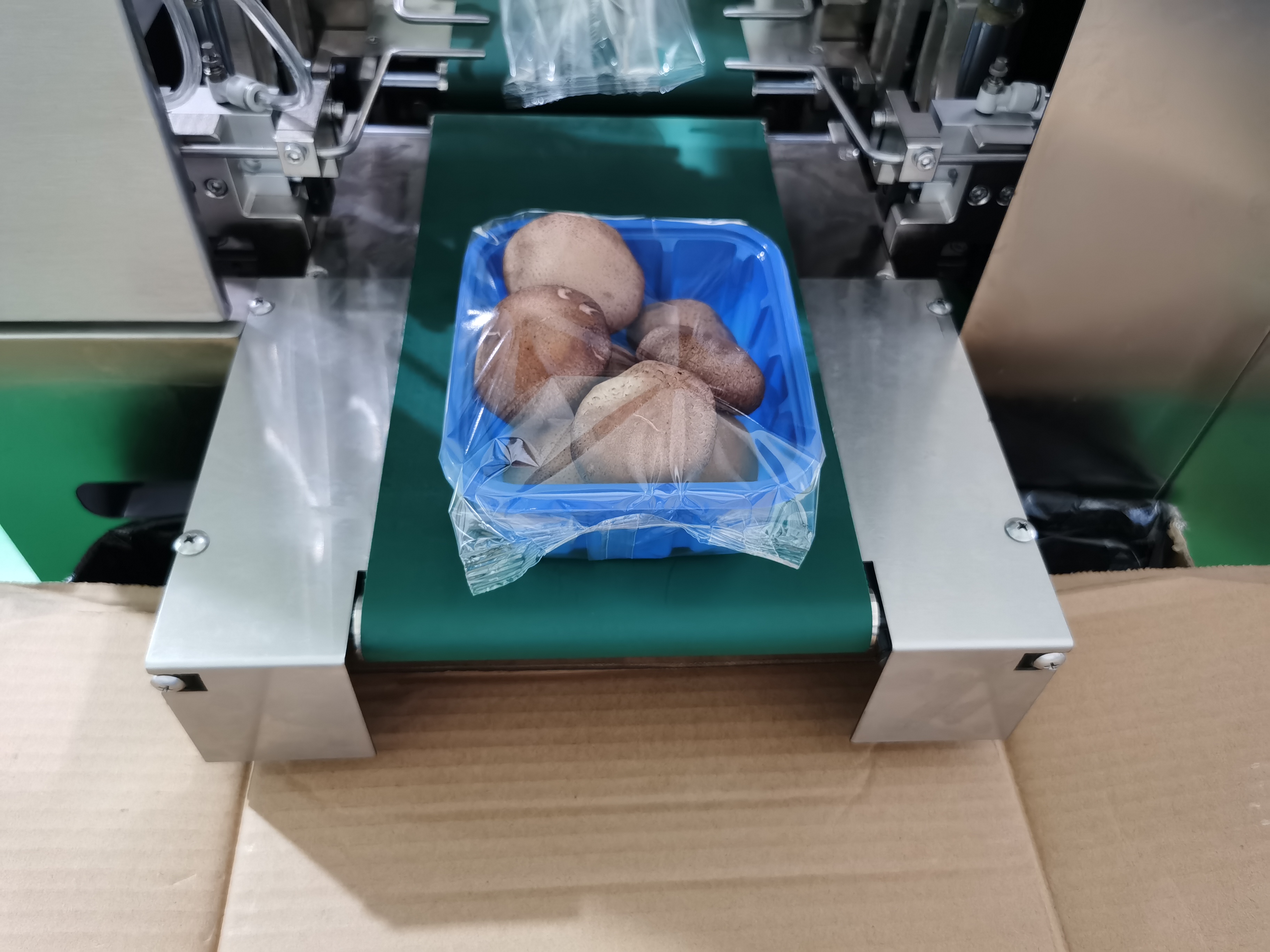 菌菇包裝機(jī)對(duì)比人工包裝優(yōu)勢(shì)有哪些