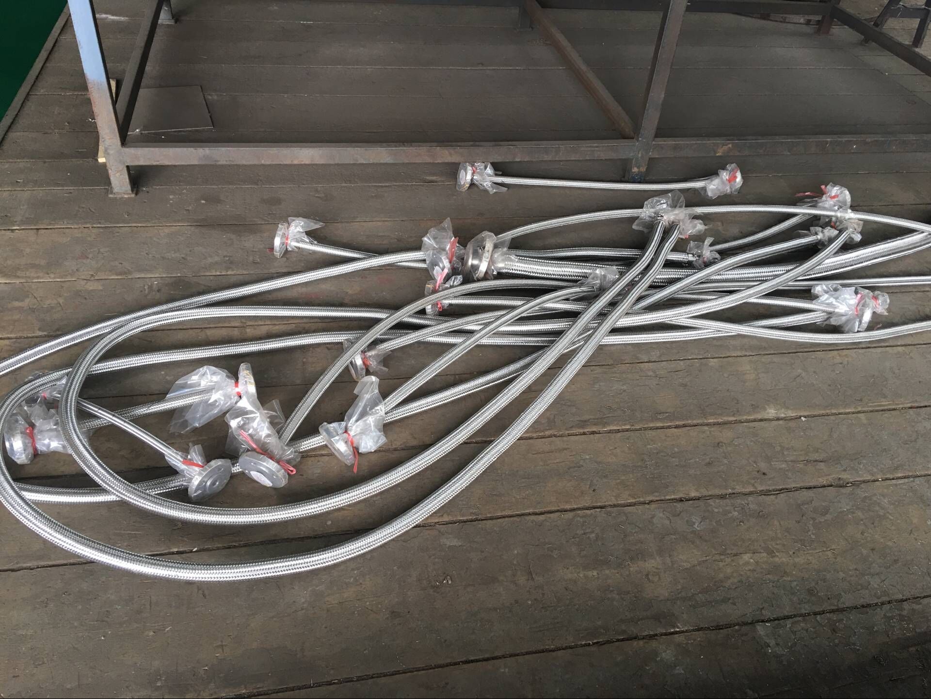 Insulated metal hose