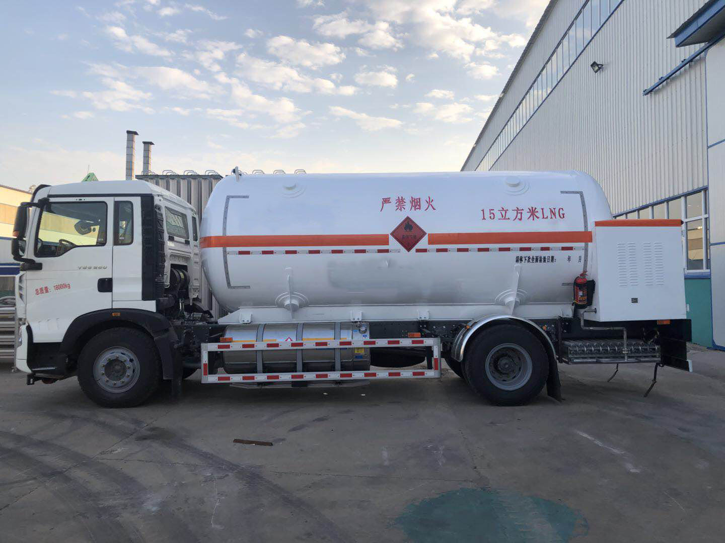 LNG cryogenic liquid delivery truck