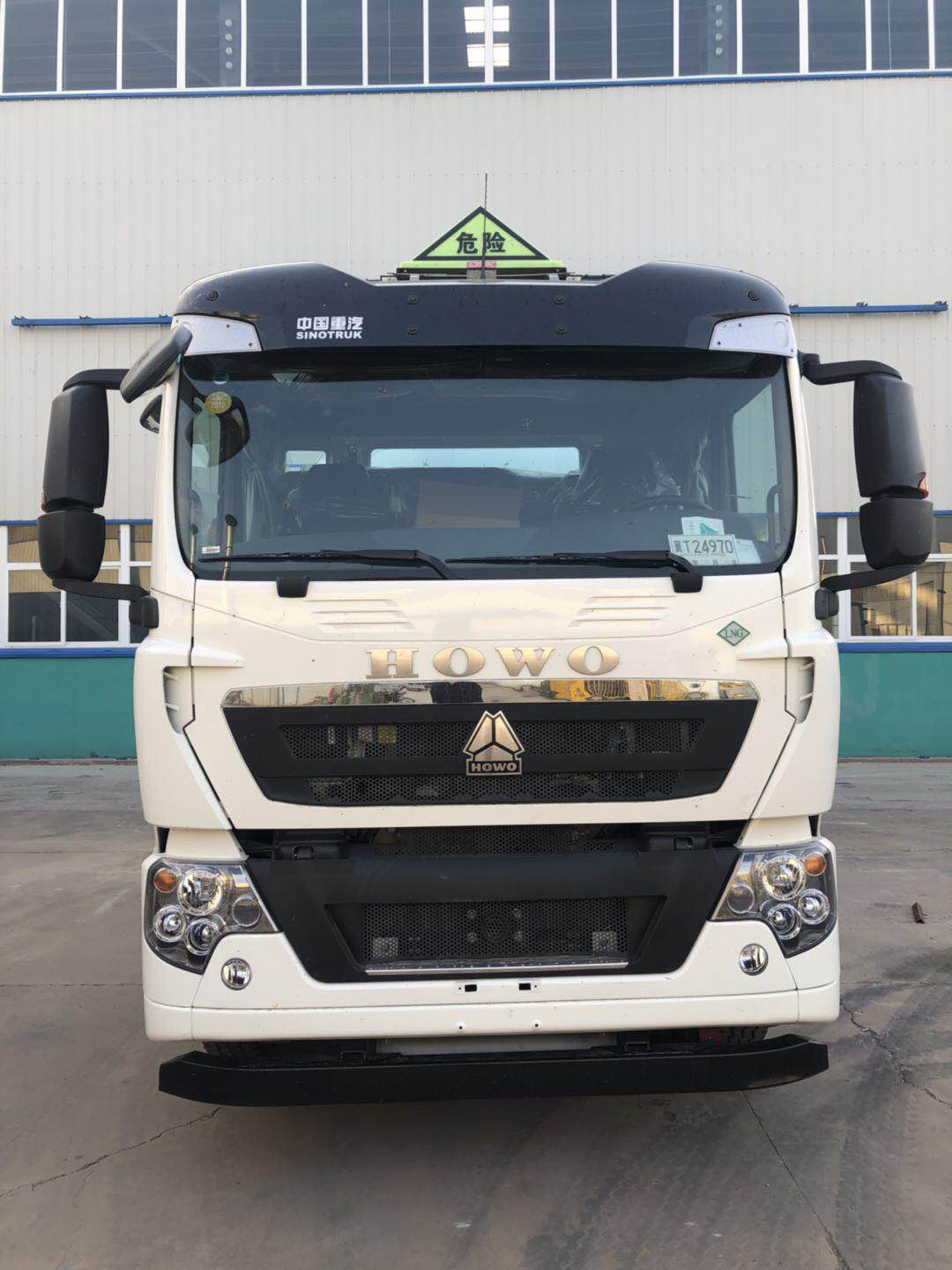 LNG cryogenic liquid delivery truck