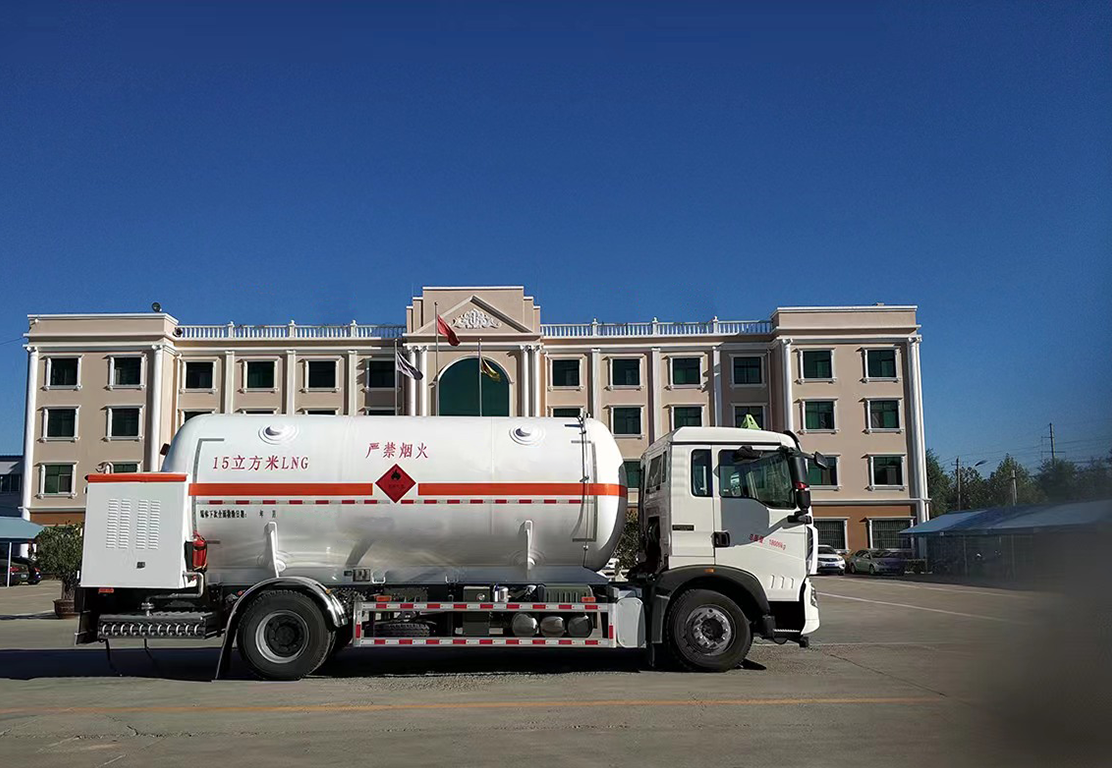 LNG cryogenic liquid delivery truck